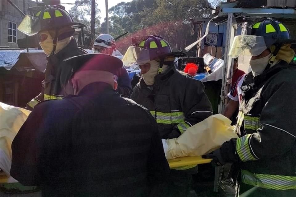 Un hombre, quien sufrió quemaduras en el 80 por ciento de su cuerpo, fue trasladado por socorristas al Hospital Rubén Leñero.