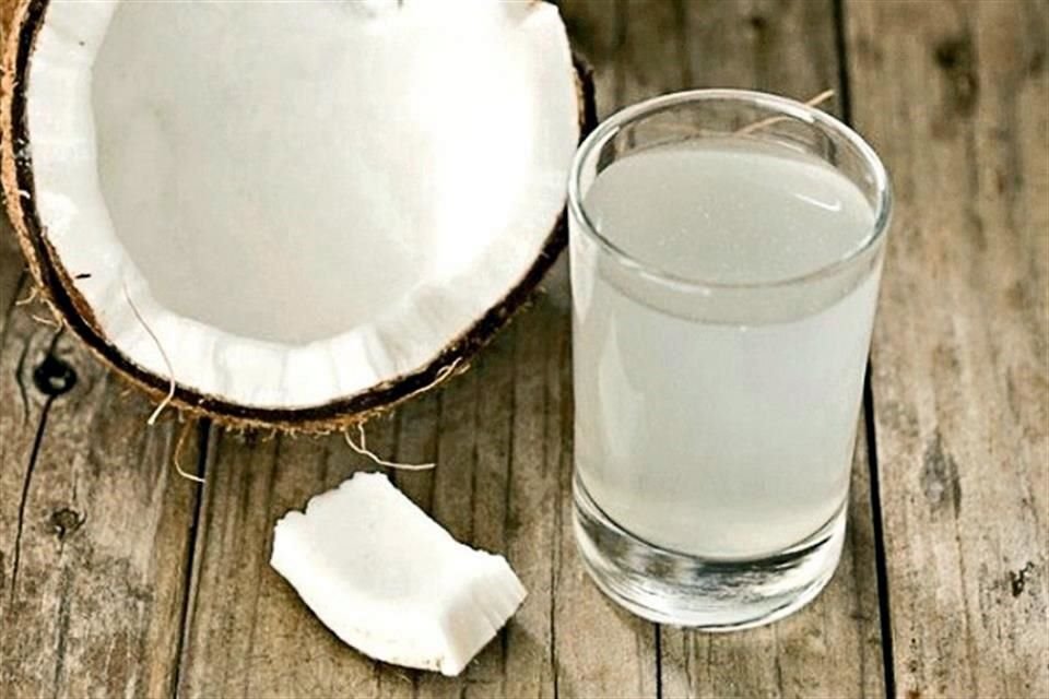 Es una fruta tropical y a su agua se le atribuyen propiedades que pueden curar el dengue, pero ¿realmente sirve el coco contra esta enfermedad?