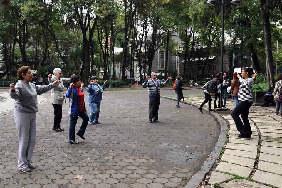 Adultos mayores piden se les permita hacer ejercicio.
