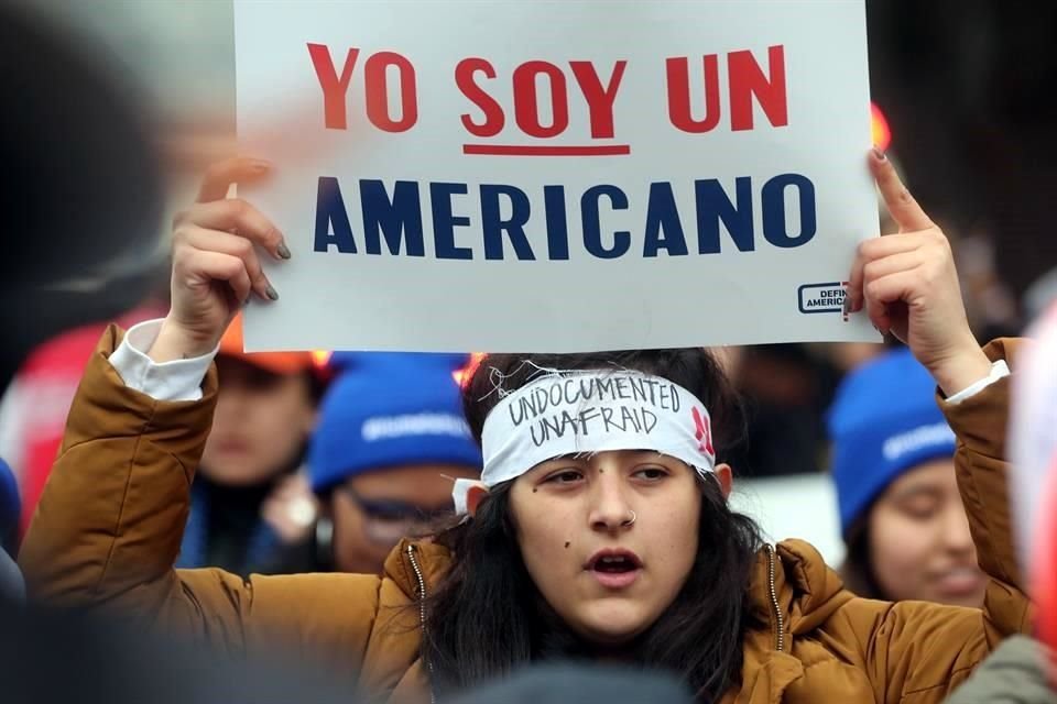 DACA protege a los más de 600 mil beneficiaros, conocidos como dreamers, de la deportación y les permite trabajar en el país.