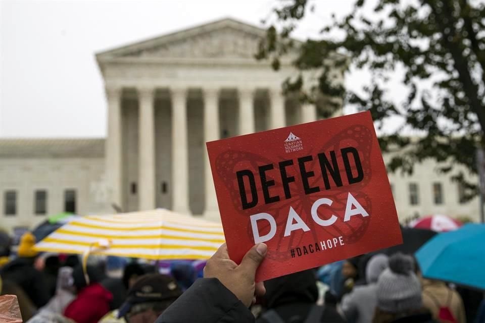 DACA protege a más de 650 mil jóvenes de la deportación.