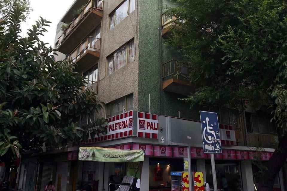 Fachada del edificio donde se ubica la casa de 'El Poeta Caníbal', Departamento 17, en cruce de las calles Mosqueta y Guerrero, en Colonia Guerrero de la CDMX.