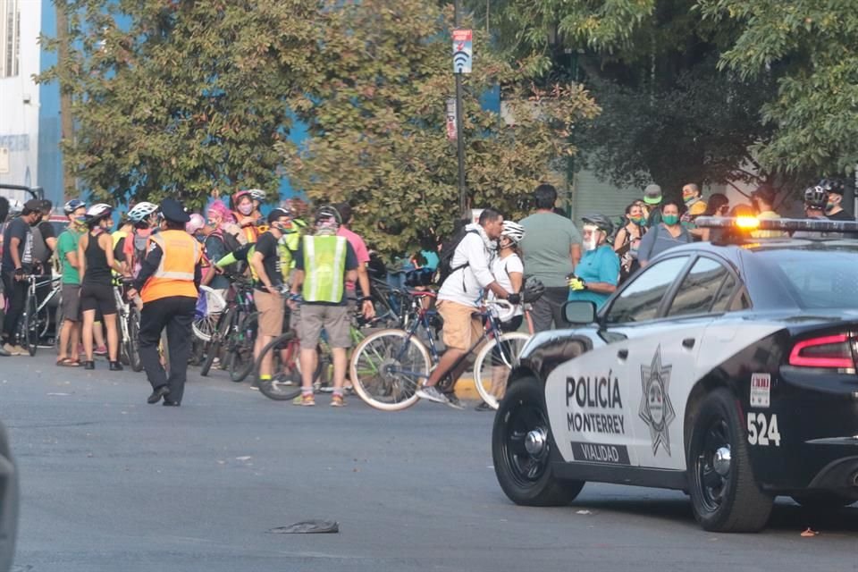Al evento acudieron unas 100 ciclistas, que fueron escoltadas por dos unidades de Tránsito de Monterrey.