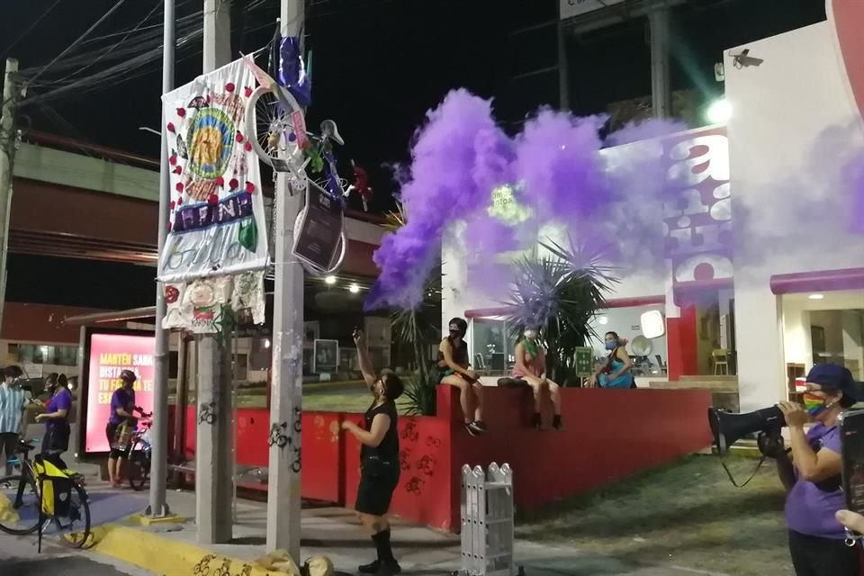 Una bicicleta blanca fue colgada en memoria de Karina Cárdenas.