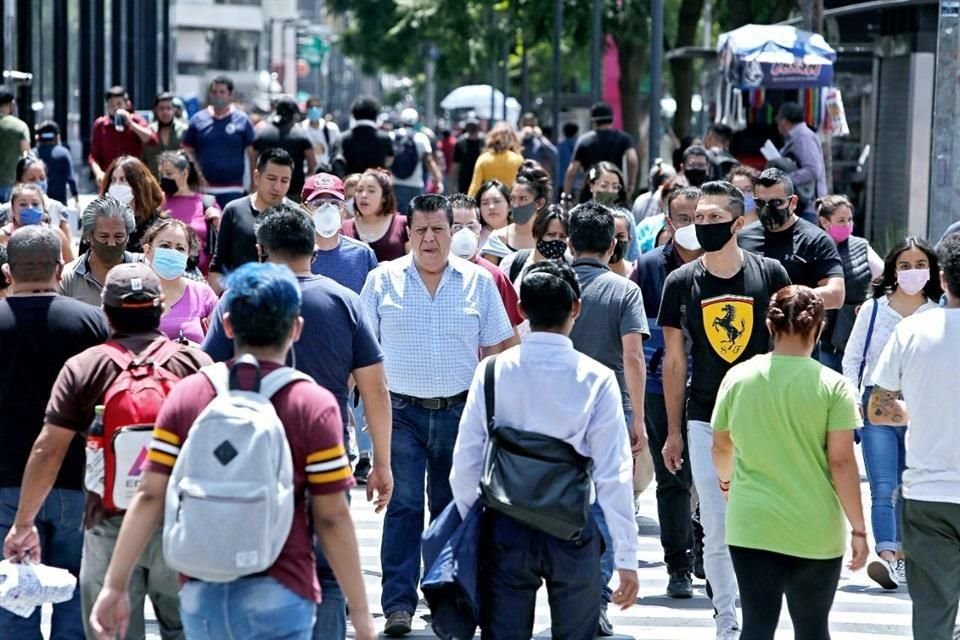 En las calles de urbes amenazadas por la casi fantasmal presencia de la pandemia, algunos hombres pasean despreocupados e indiferentes a todo riesgo. Sin cubrebocas en el rostro.