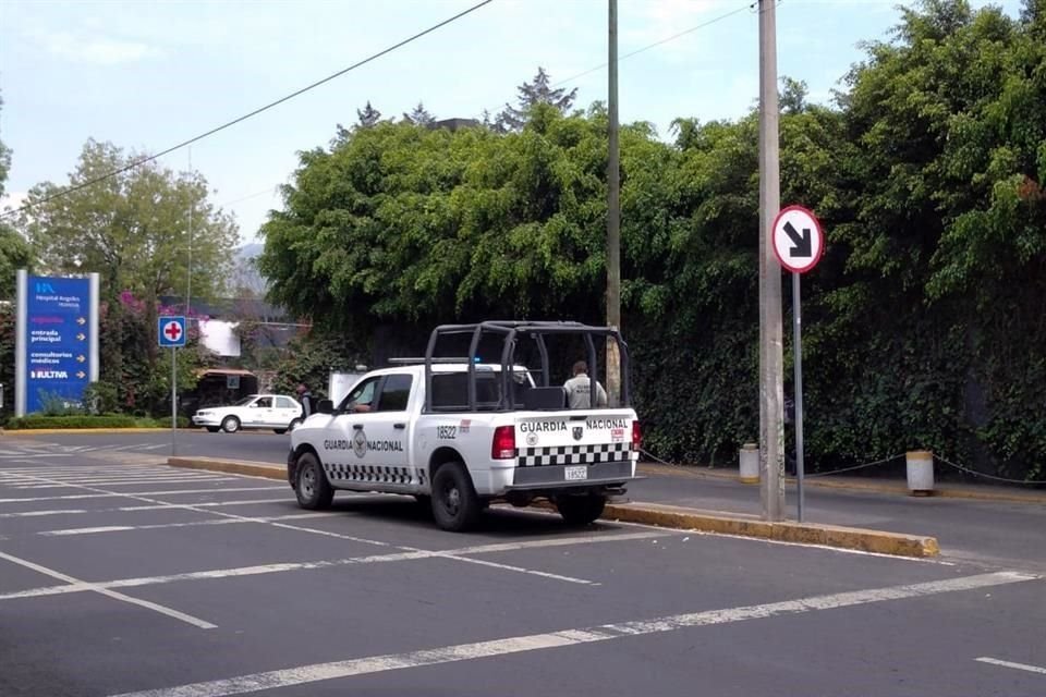 Dos patrullas de la GN se encuentran afuera del hospital.