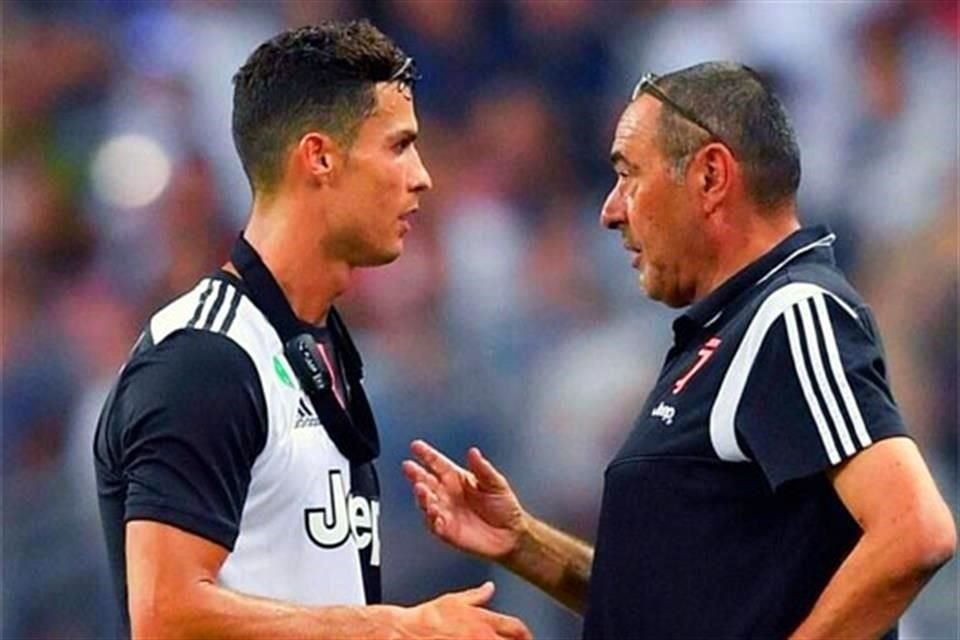 Tanto CR7 como el técnico Sarri seguirán en Turín un año más.