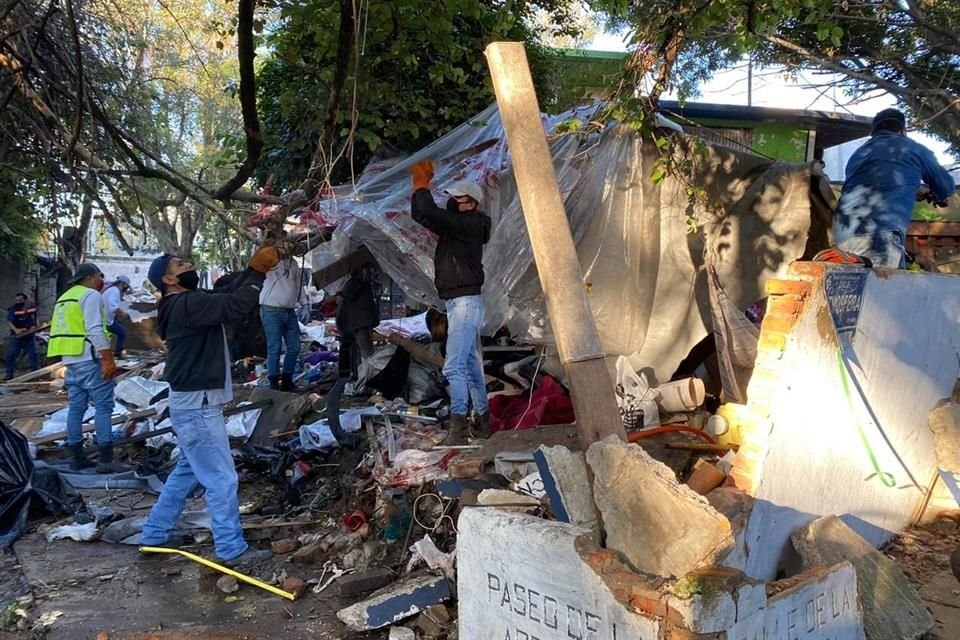 De la casa abandonada de Jardines del Bosque, desalojaron a 19 indigentes y se han extraído 110 toneladas de basura... y contando.