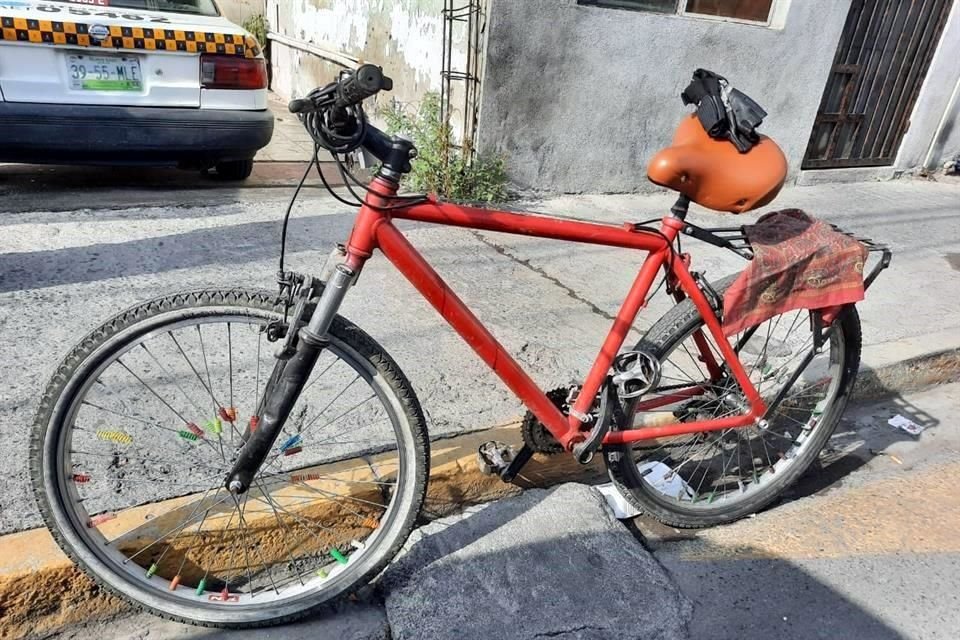 El conductor de la camioneta impactó de lado al ciclista que terminó golpeando su cabeza contra el parabrisas.