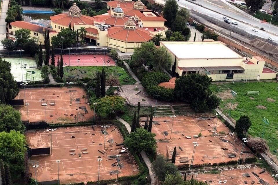 Las instalaciones del club del fraccionamiento Puerta de Hierro lucen abandonadas.