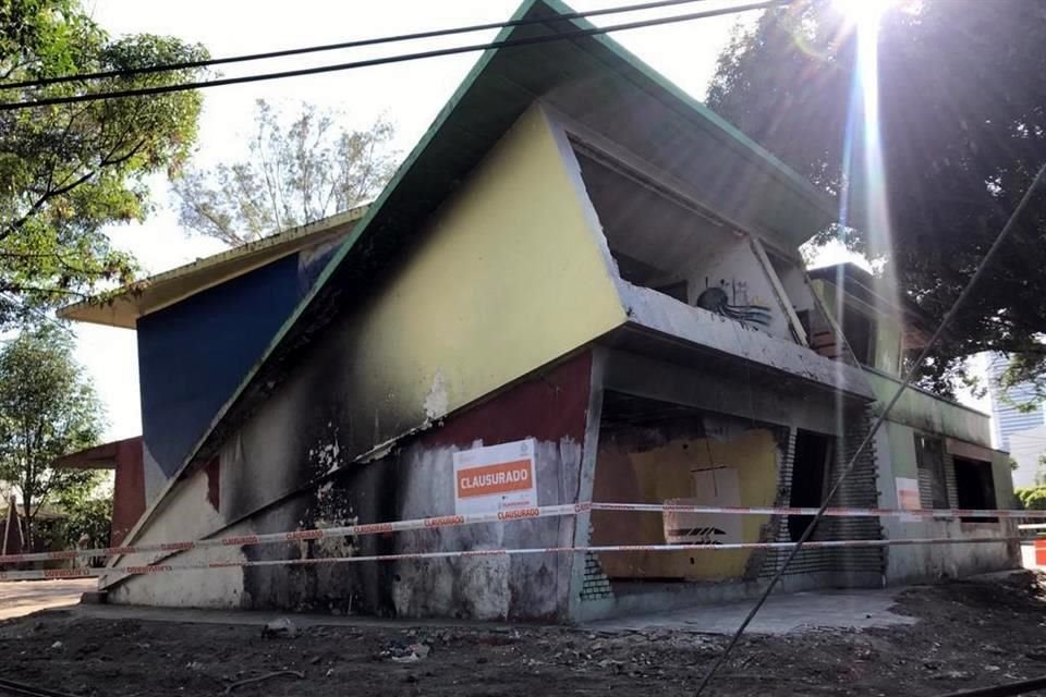 A petición de los vecinos, el Ayuntamiento acudió a Avenida Paseo de la Arboleda, esquina con Andrómeda, para desalojar a un grupo de indigentes que se había apropiado de la casa.