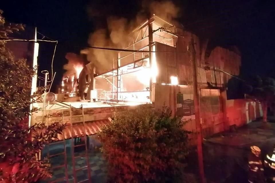 Bomberos municipales y del Estado lograron sofocar las llamas y evitaron que se propagara a fincas aledañas.