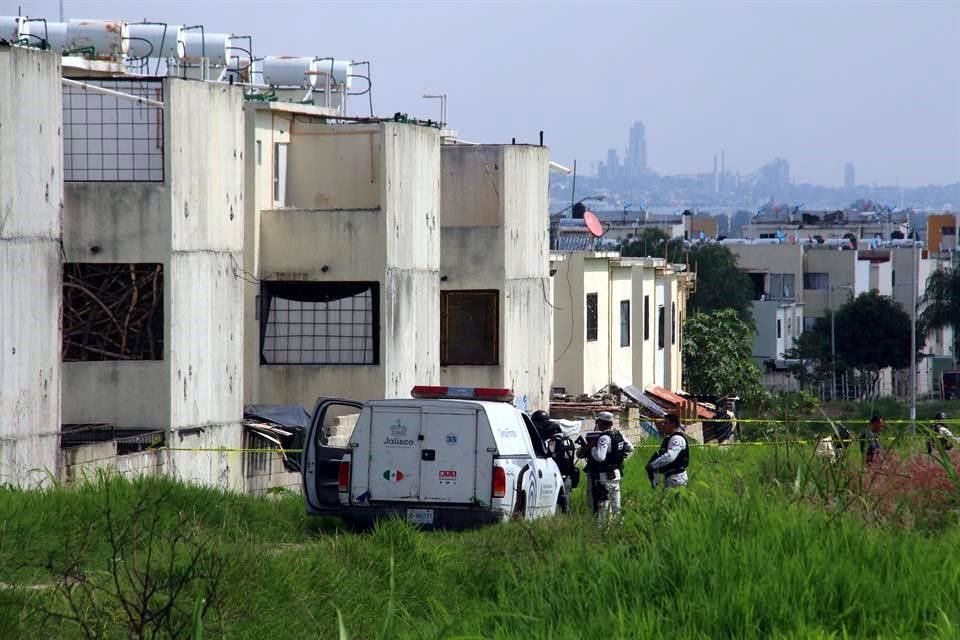 El cadáver de un cuerpo carbonizado fue localizado en un terreno baldío.