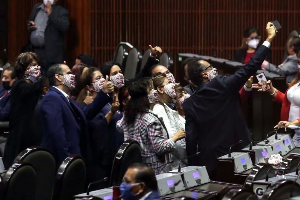 Diputados de Morena se toman una selfie previo al arranque de la sesión extraordinaria.