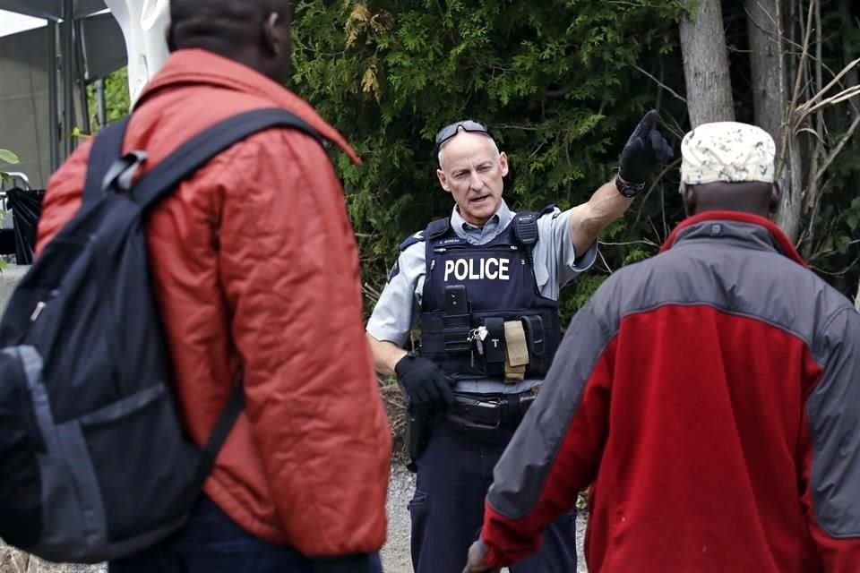 La Policía Montada de Canadá intercepta a migrantes que entraron al país por un paso ilegal.
