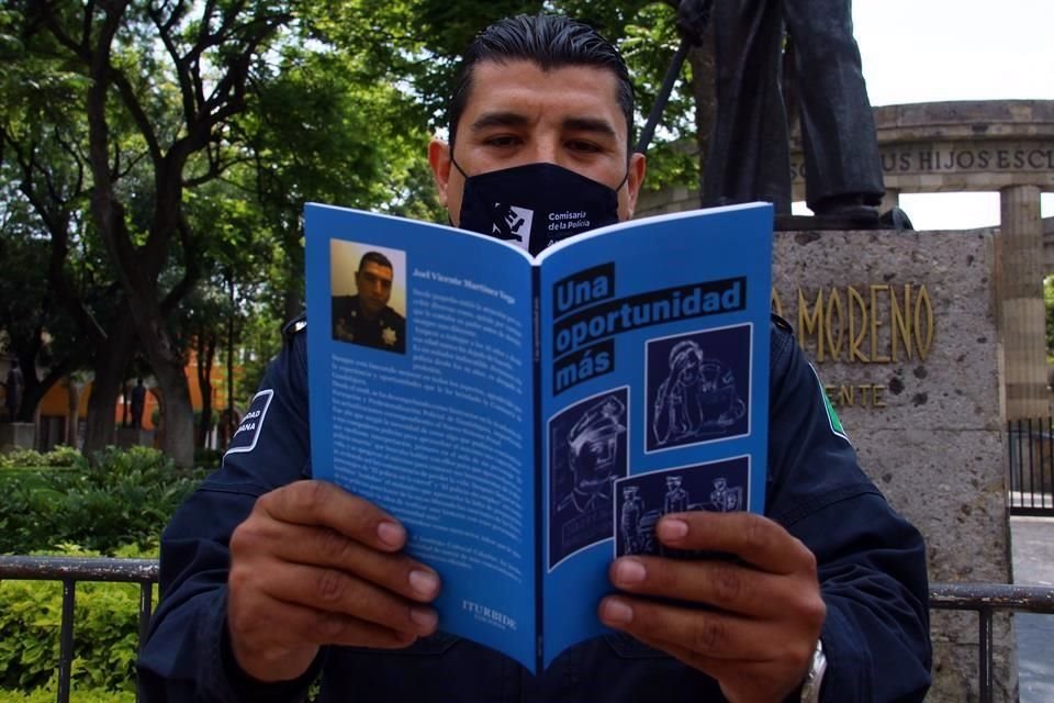 El ejemplar de Joel Vega está dirigido tanto a oficiales como a ciudadanos y se puede conseguir en Mercado Libre.
