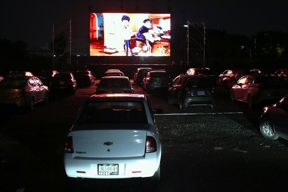 El nuevo autocinema en Explanada López Mateos inició actividades la noche de este jueves, con la película Unidos, de Disney Pixar.