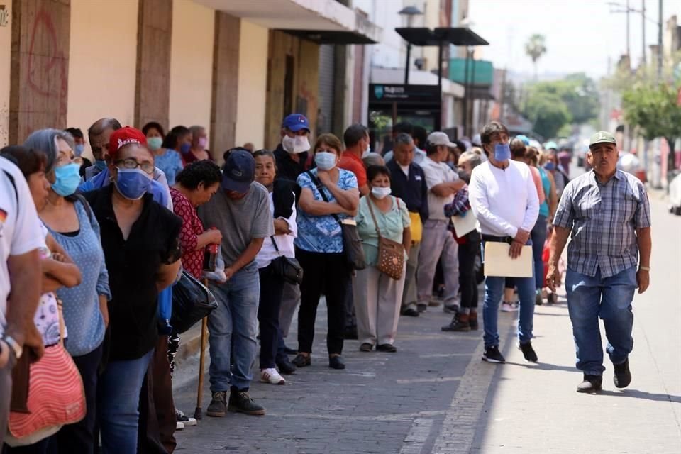 Aunque las tasas de reemplazo fueran de 100 por ciento en pensiones, como pretende el Presidente AMLO , siete de cada 10 mujeres del País no obtendrían una pensión al momento de su jubilación. 