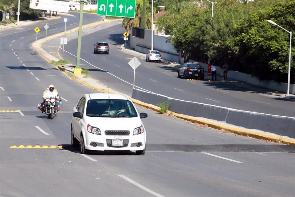 Los bordos colocados por el Municipio de San Pedro no fueron pintados, por lo que conductores no alcanzan a verlos.