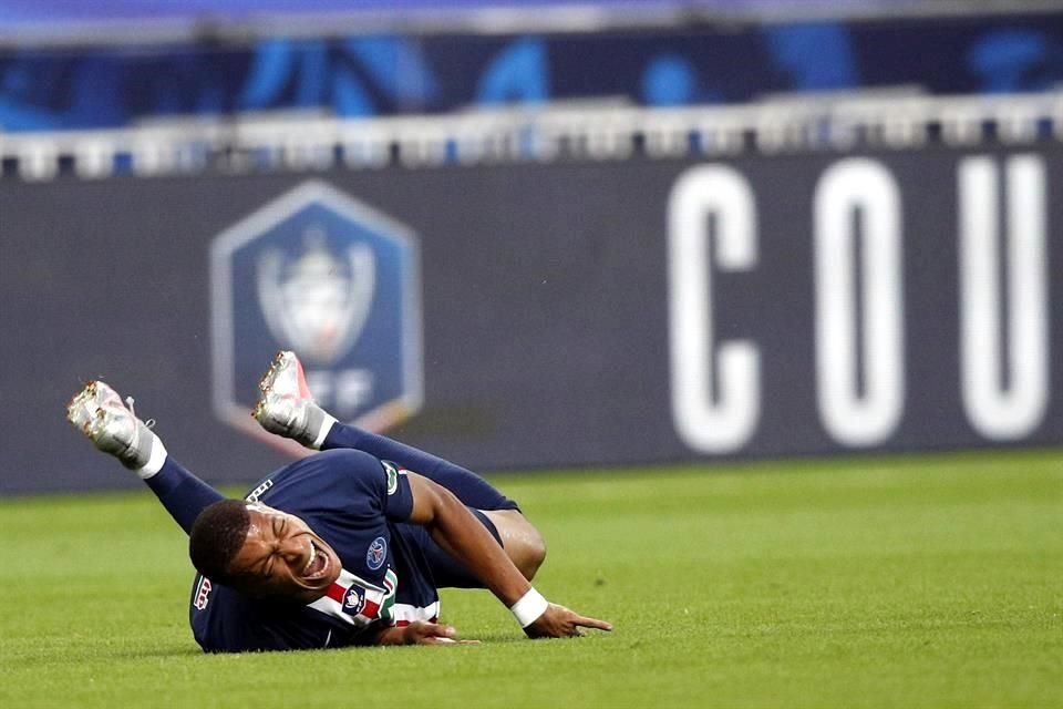 Mbappe salió muy adolorido.