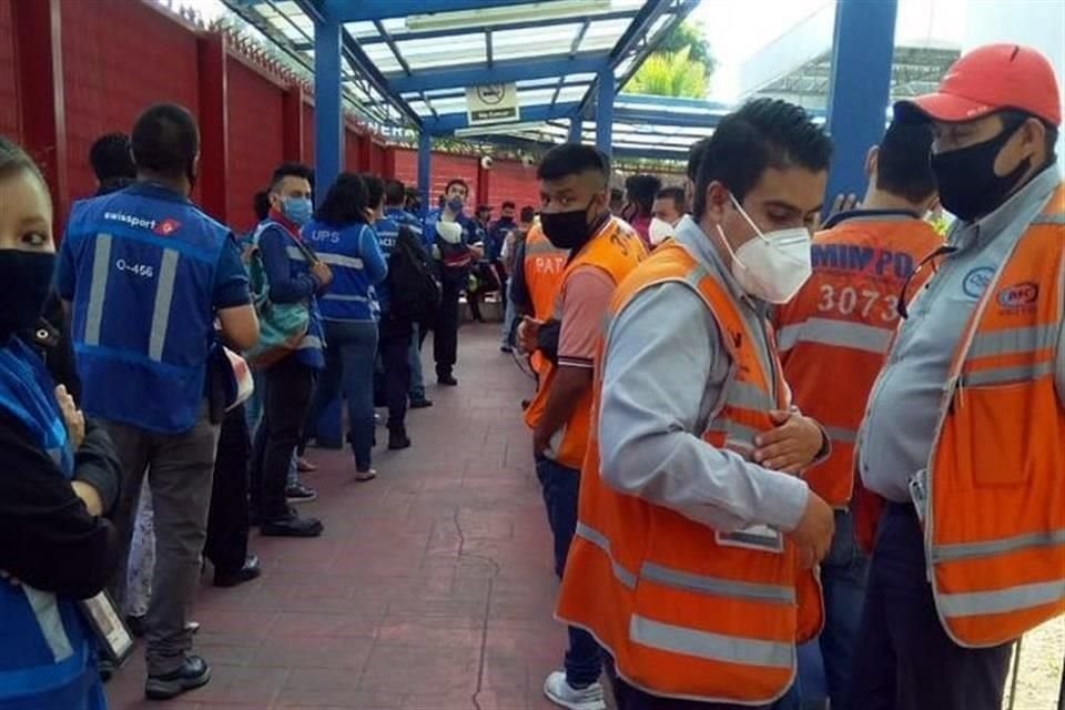 Los empleados mostraron largas filas para ingresar a su trabajo.