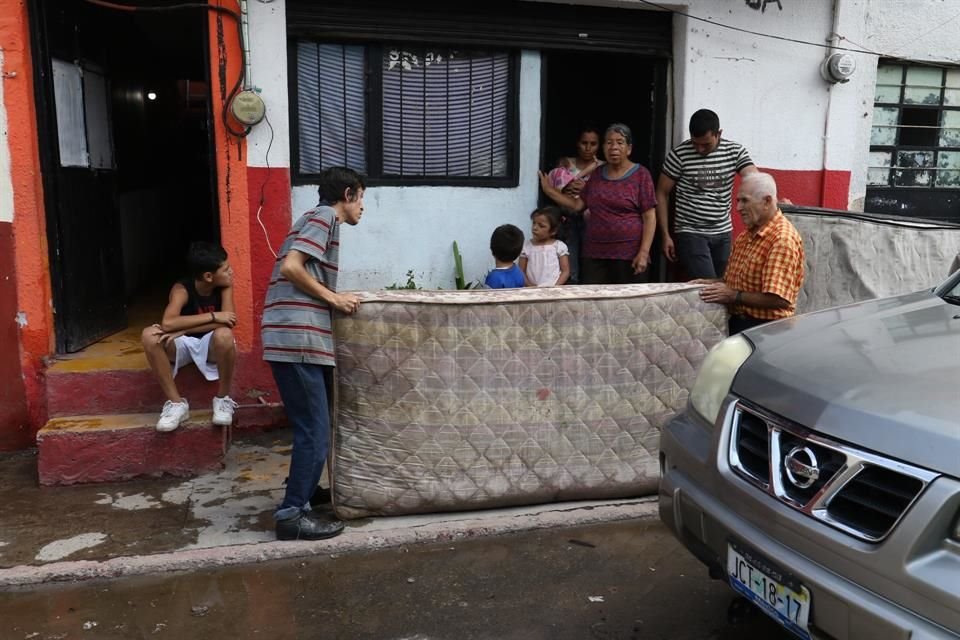 El agua se metió a decenas de viviendas, afectando muebles.