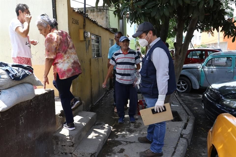 Autoridades municipales acudieron para brindar kits de limpieza para prevenir enfermedades como el dengue.