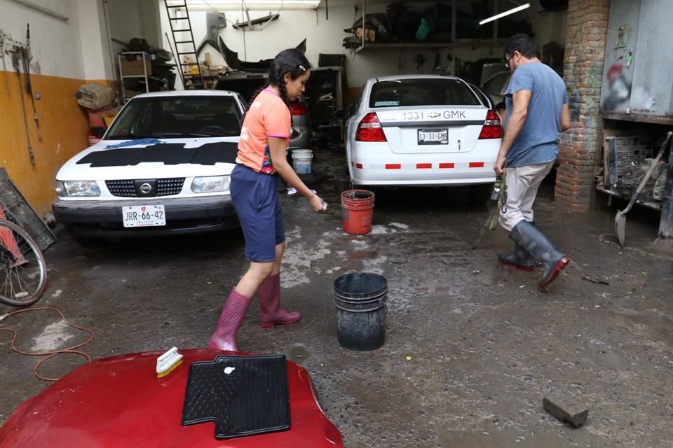 Algunos negocios también sufrieron los estragos de la tormenta.