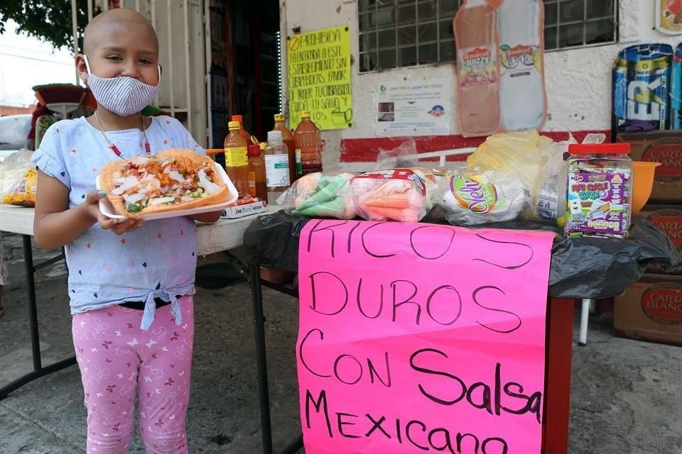 Grecia vende 'duritos' afuera de su casa en el Colli Urbano, para juntar recursos para su tratamiento contra la leucemia.