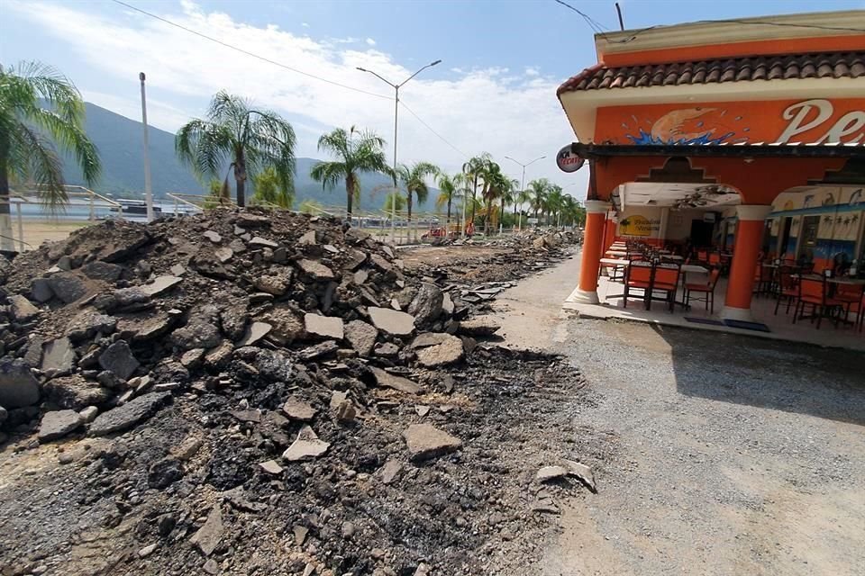 La vieja carretera de la zona restaurantera en la Presa La Boca fue retirada por la construcción de un nuevo malecón.