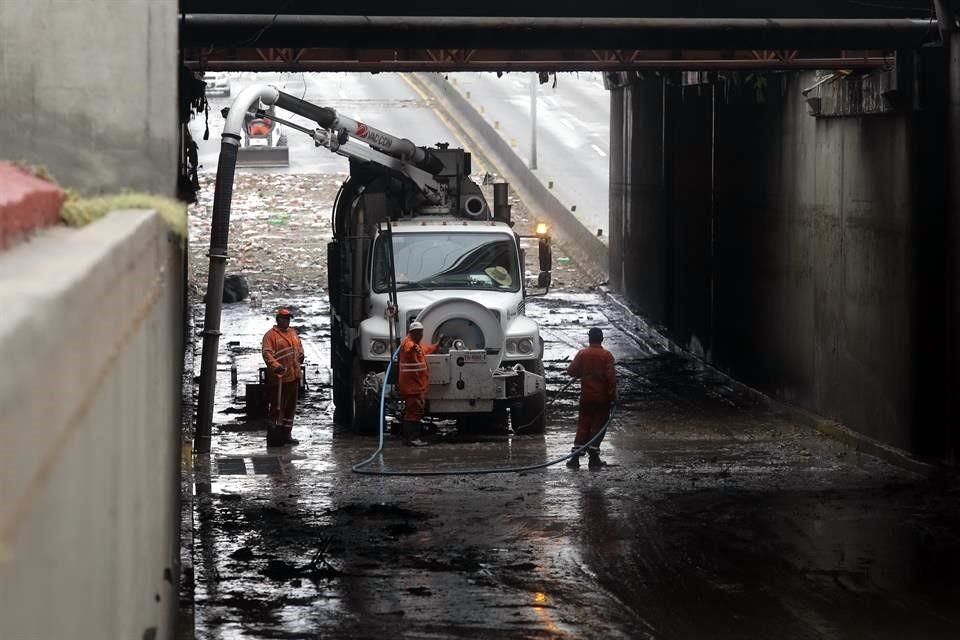 El cruce de Fleteros y Gonzalitos quedó inundado.