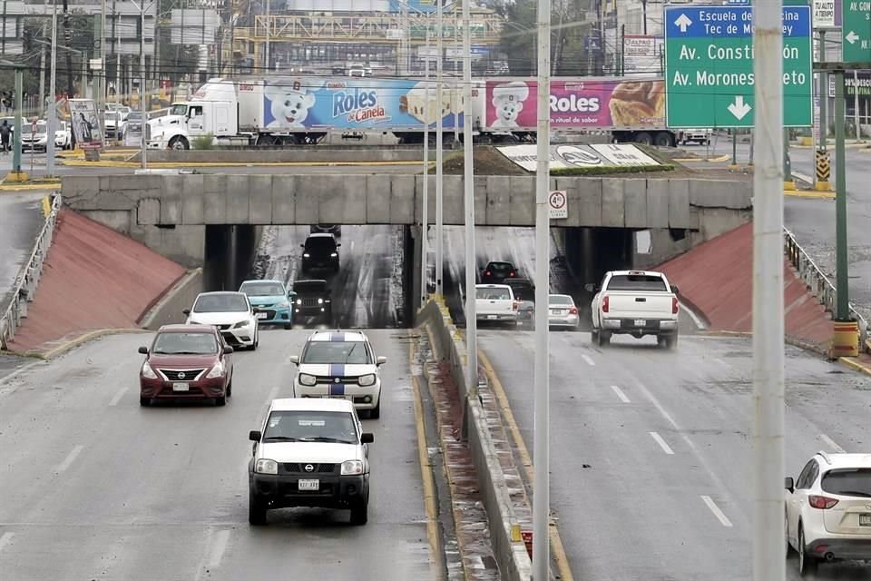 El Municipio de Monterrey retiró desechos con maquinaria para reabrir el desnivel.