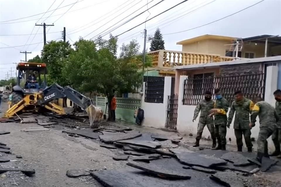En la Colonia Las Puentes 4to Sector, la carpeta asfáltica se levantó por completo en la calle Cordillera de Los Himalaya.