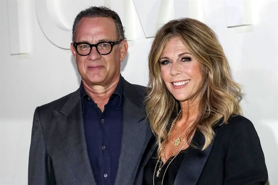 Tom Hanks y Rita Wilson, mostraron sus nuevos pasaportes.