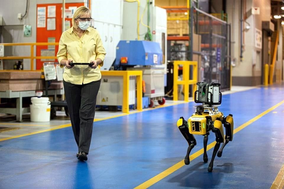 Paula Wiebelhaus maneja a Fluffy, un robot construido por Boston Dynamics y que Ford utilizará para crear modelos digitales de una de sus plantas de producción.