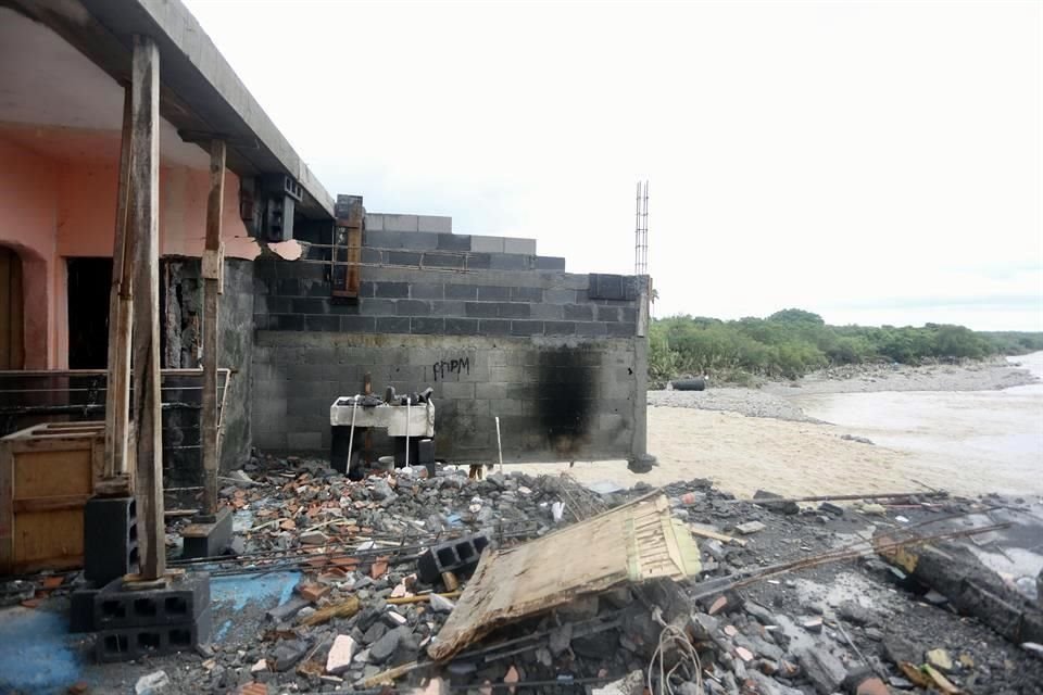 En este sitio, elementos de Protección Civil iniciaron labores para limpiar el área.