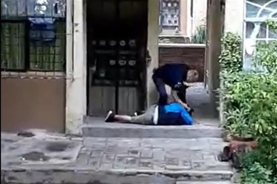 En el video se aprecia el momento en que el uniformado golpea con su pistola al señalado.