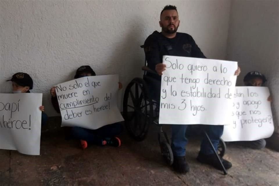 El ex integrante de la Fuerza Única acudió a Casa Jalisco para protestar y exigir justicia.