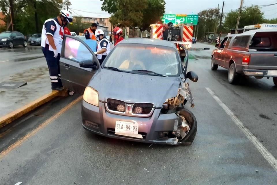 Tras caer en la alcantarilla, el conductor salió proyectado contra un poste.