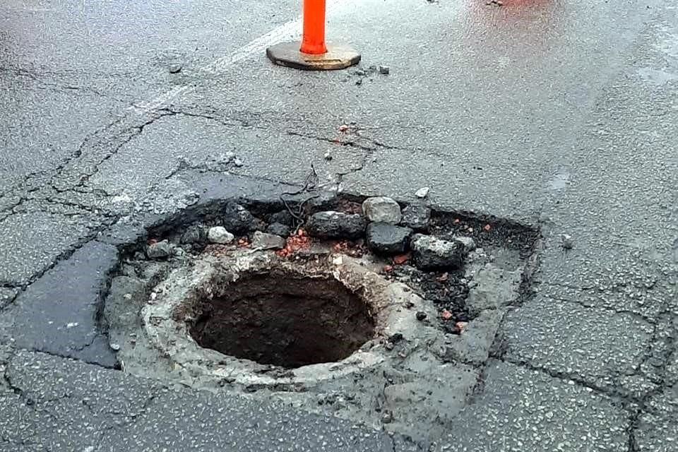 Tras el accidente, elementos de Tránsito pusieron tambos para advertir por el registro sin tapa.