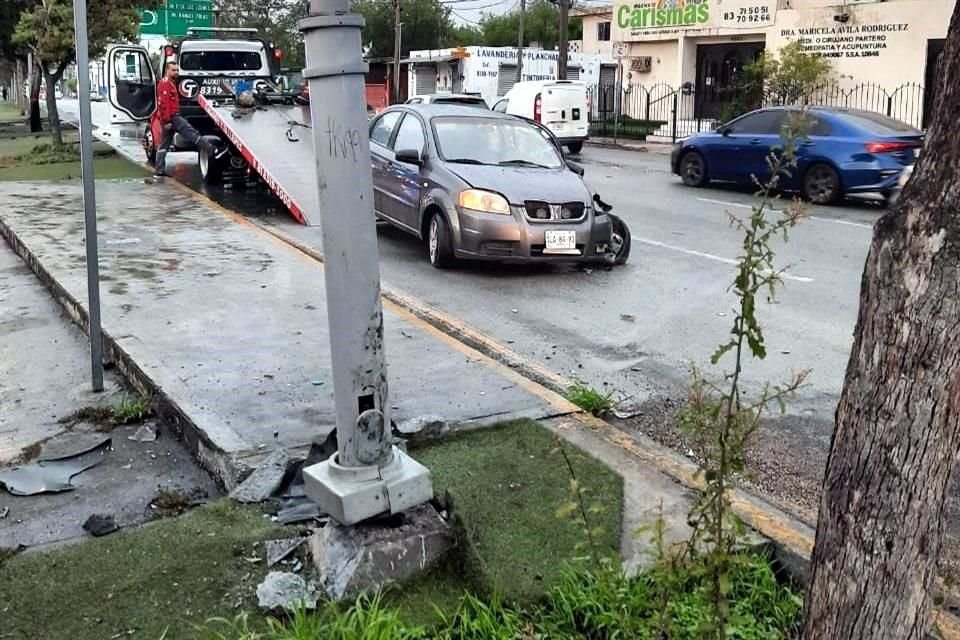 El conductor se estrelló contra una luminaria.