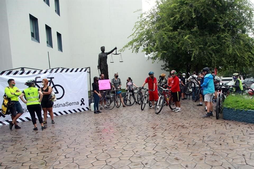 Distintos colectivos de ciclistas se presentaron con bicicletas, una lona y pancartas para exigir justicia.
