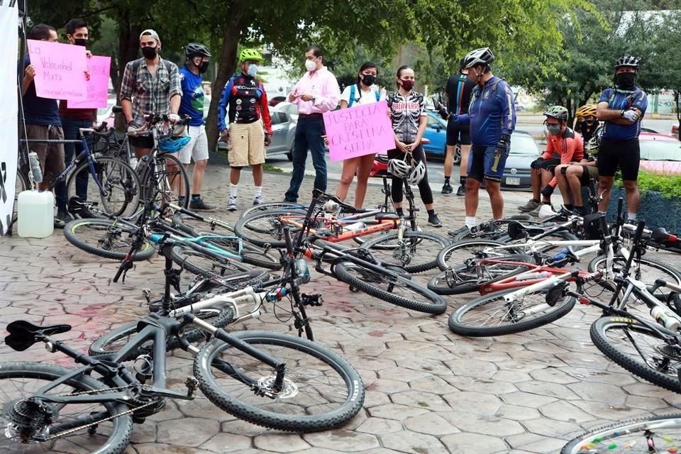 Alrededor de unos 30 ciclistas se dieron cita frente al Palacio de Justicia.