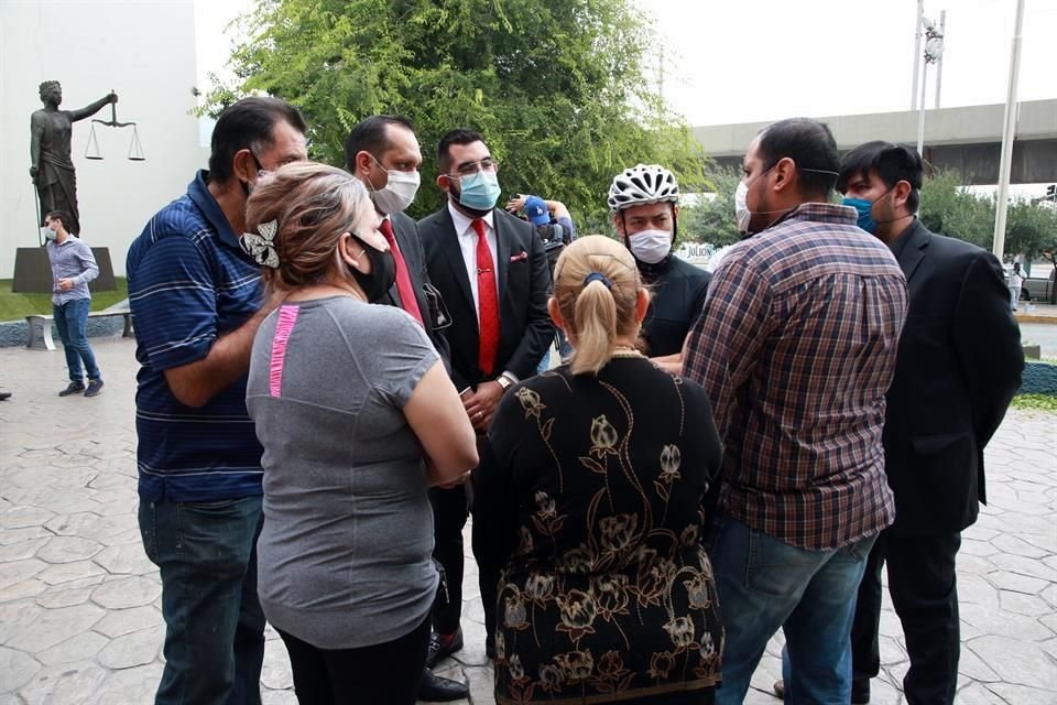 Familiares de Cristina Serna y compañeros ciclistas se manifestaron en el acceso al Palacio de Justicia.