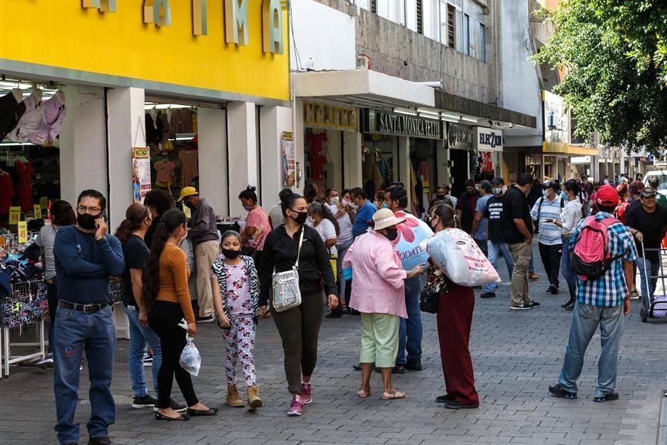 Zonas como el Centro de Guadalajara lucen repletas la mayor parte del dia.