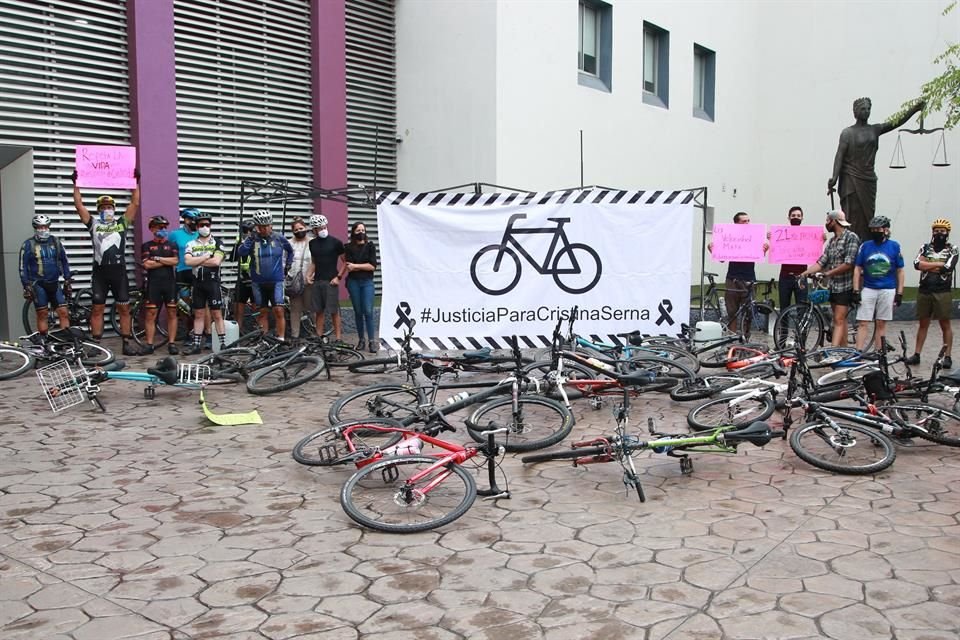 Familiares de Cristina Serna y compañeros ciclistas se manifestaron en el acceso al Palacio de Justicia.