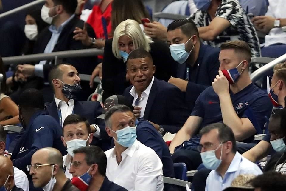 El lesionado Mbappé observó el duelo desde la tribuna.