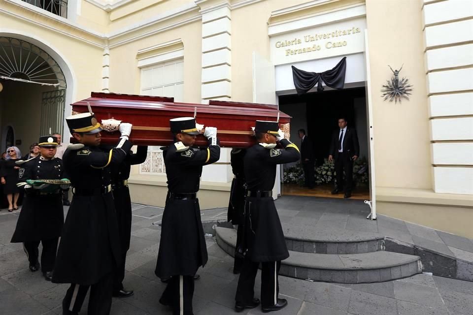 El escultor mexiquense Fernando Cano, fallecido este miércoles a los 79 años, recibió un homenaje de cuerpo presente en la galería que lleva su nombre en la UAEM.