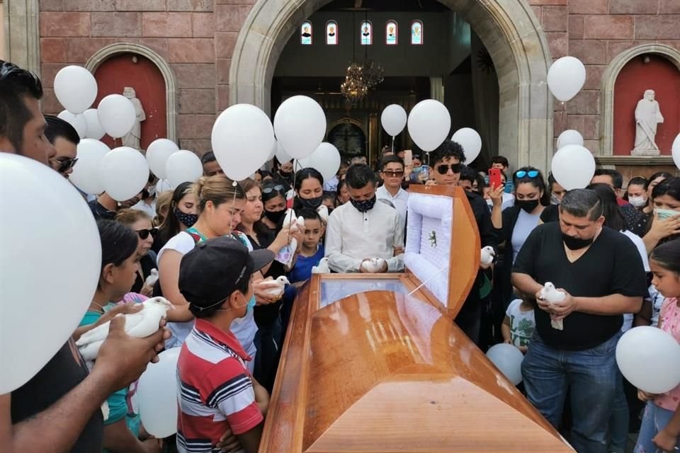 Omar, joven de 27 años presuntamente asesinado por policías de Tlajomulco, Jalisco, fue sepultado la tarde de este sábado.