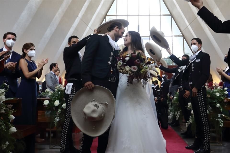 Ante la pandemia de coronavirus la boda se realizó con pocos asistentes y con cubrebocas, a excepción de la novia.